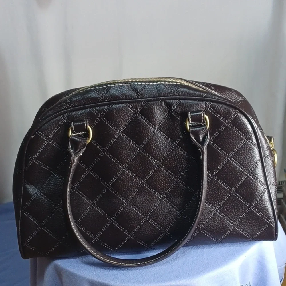 VICTORIA SECRETS WOMANS PURSE IN A BEAUTIFUL BLACK ⚫️